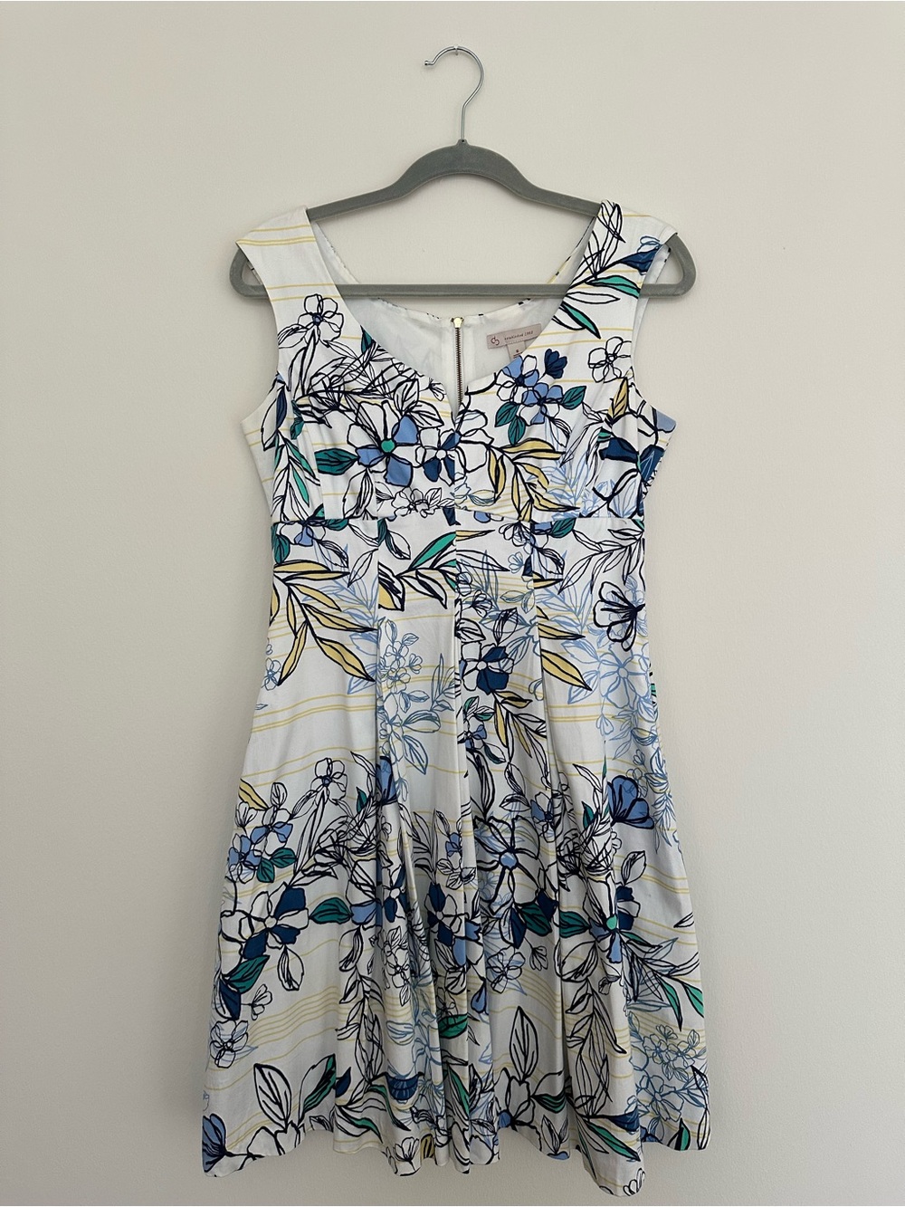 Sleeveless Floral Dress in White and Blue